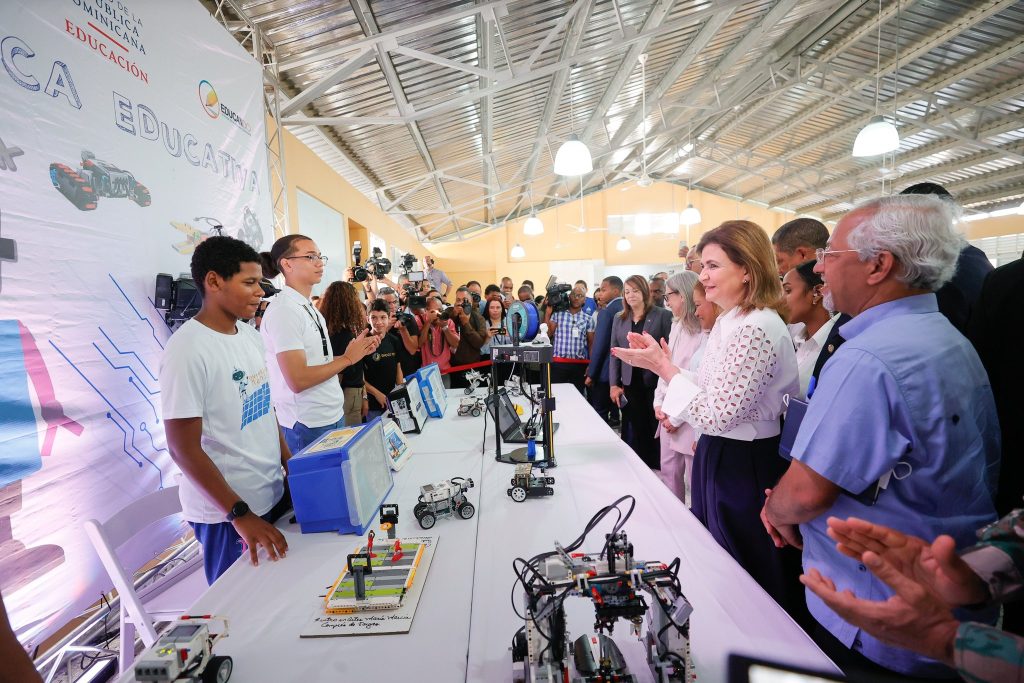 Vicepresidenta Pena deja inaugurado campamento de Robotica Educativa 2023a