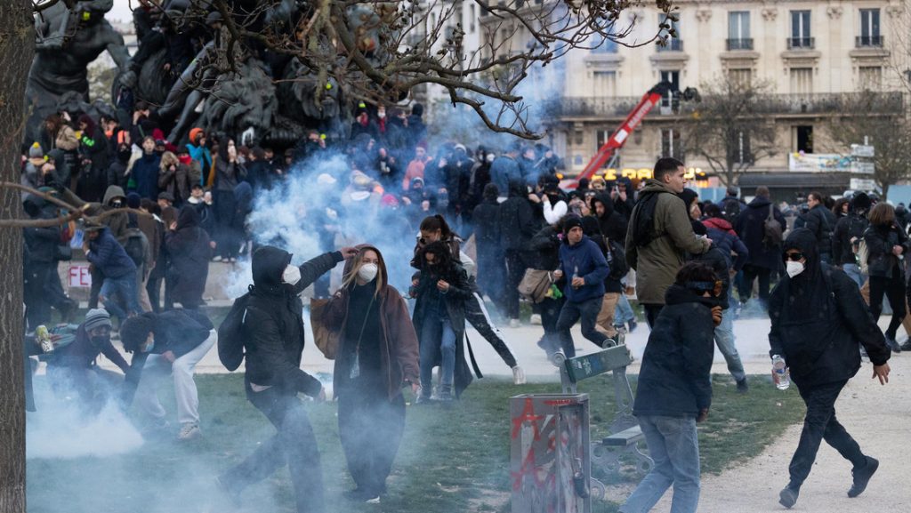 Violentos enfrentamientos marcan una nueva jornada de protestas en Francia