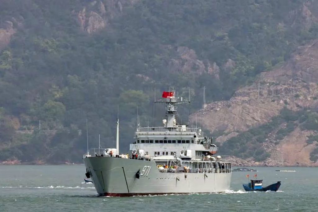 buque de guerra chino navega durante un ejercicio militar cerca de Fuzhou