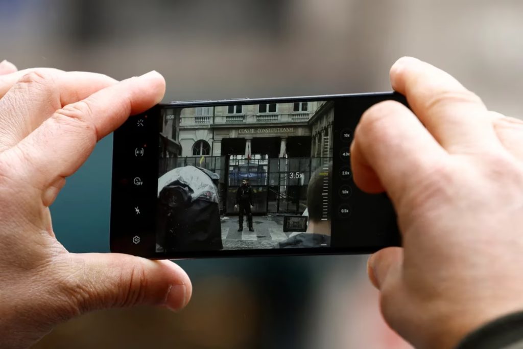 camara y el microfono de personas bajo investigacion criminal