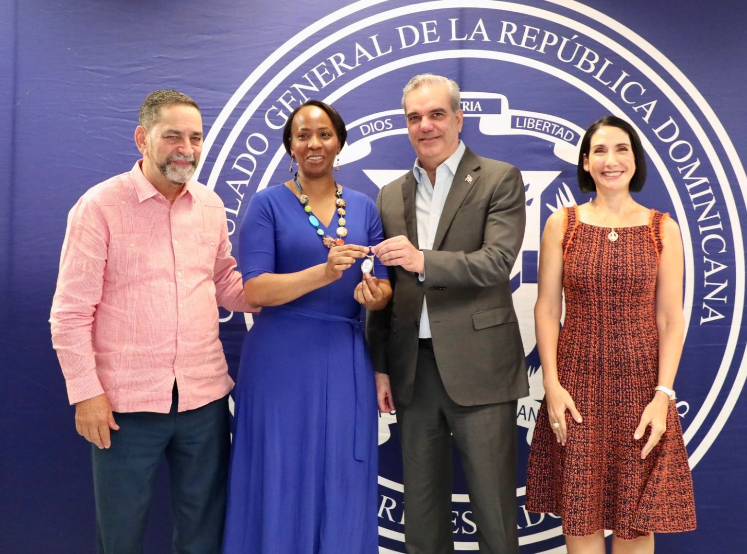 Abinader anuncia lanzamiento del programa de Viviendas Familia Feliz comunidad dominicana en el exterior