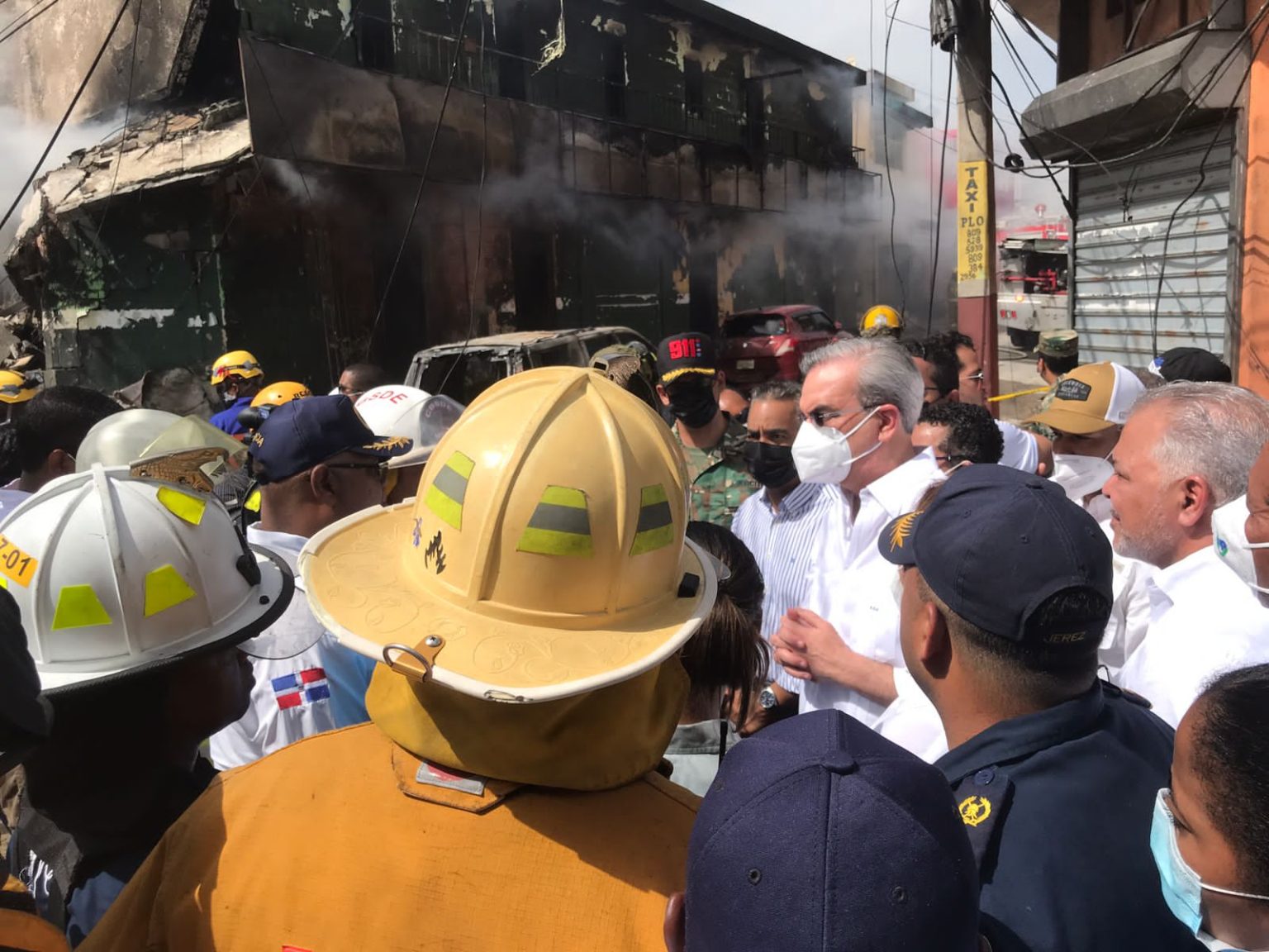 Abinader asegura a familias apoyo del Gobierno en explosion en San Cristobal