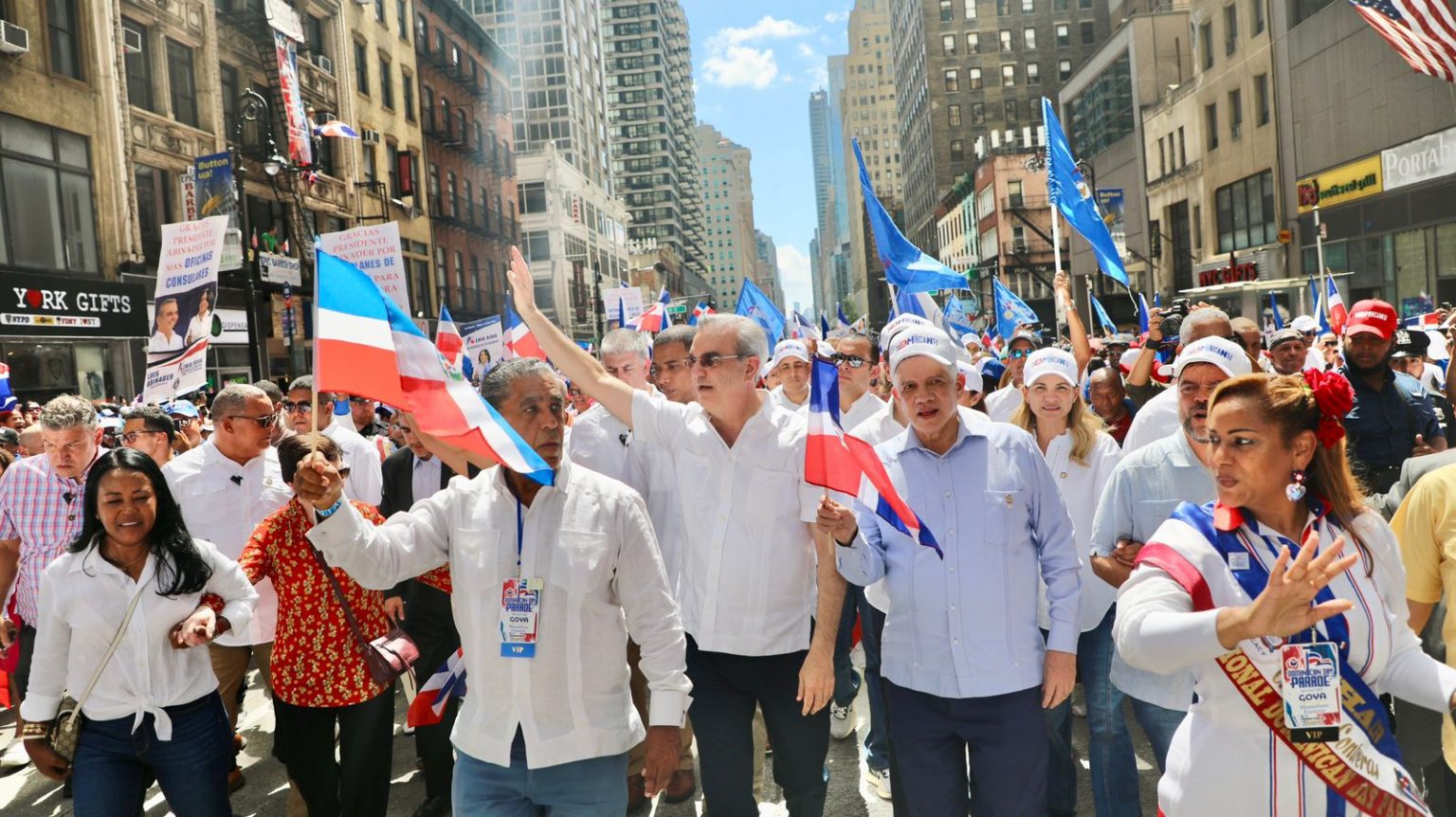 Abinader encabeza Desfile Dominicano de Manhattan recorre la Sexta Avenida ovacionado por la multitud