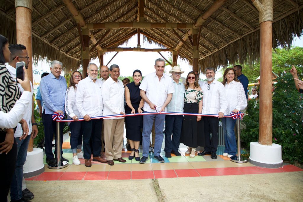 Abinader inauguro jardin infantil en jardin botanico de santiago