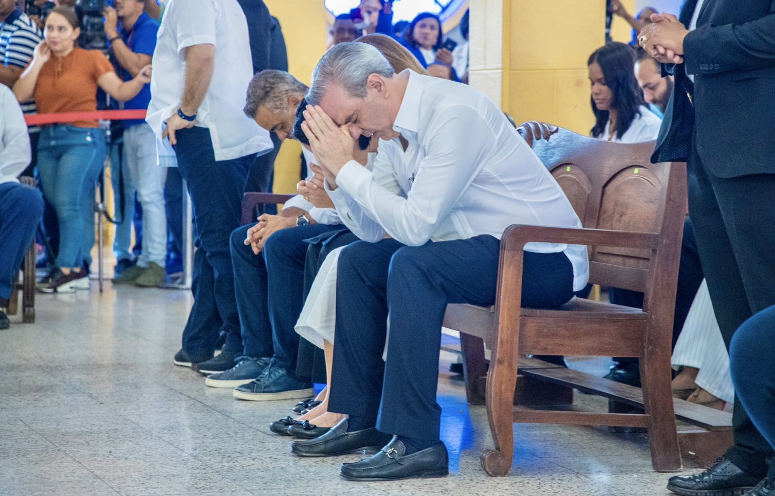 Abinader participa de eucaristia en memoria fallecidos por explosion en San Cristobal