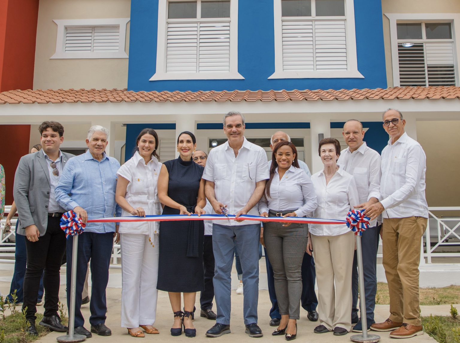 Abinader y su esposa Raquel Arbaje inauguran un nuevo CAIPI en Santiago