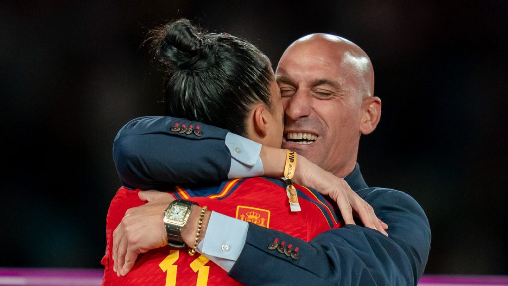 Beso entre el presidente de la Federacion Espanola de Futbol y una jugadora desata polemica