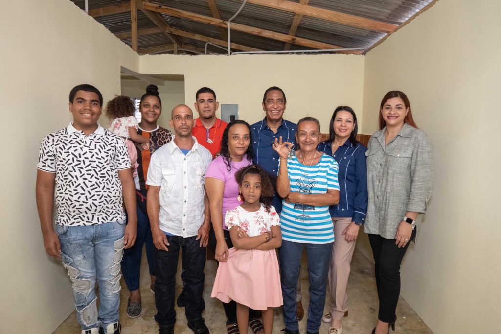Cooperativa La Altagracia entrega 2 viviendas a familias de Villa Verde