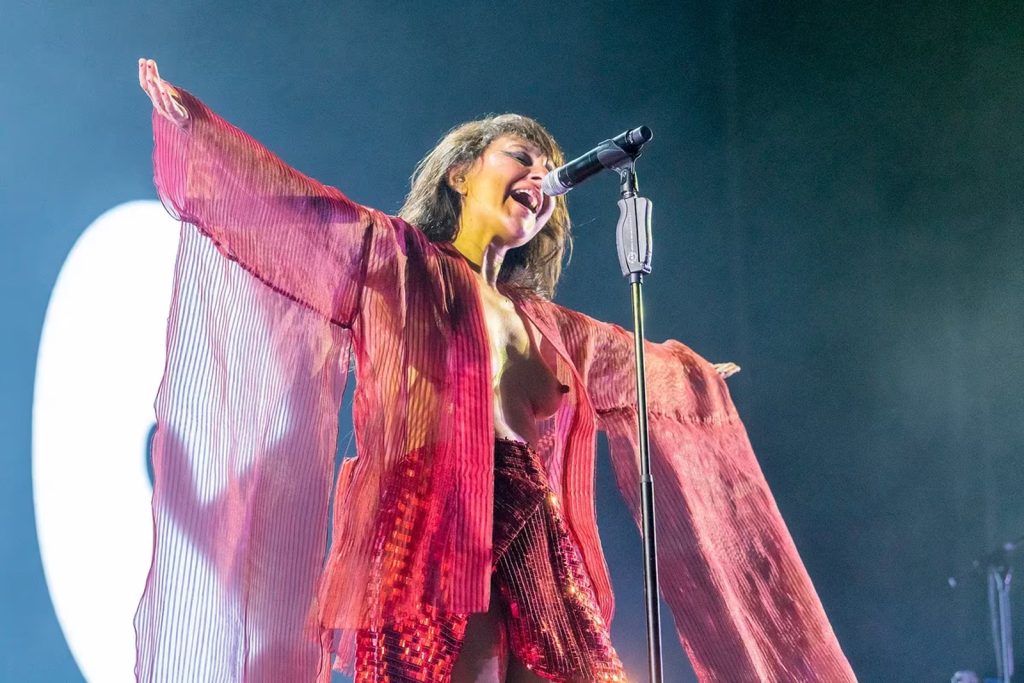 Eva Amaral canta a pecho descubierto en favor del feminismo eljacaguero