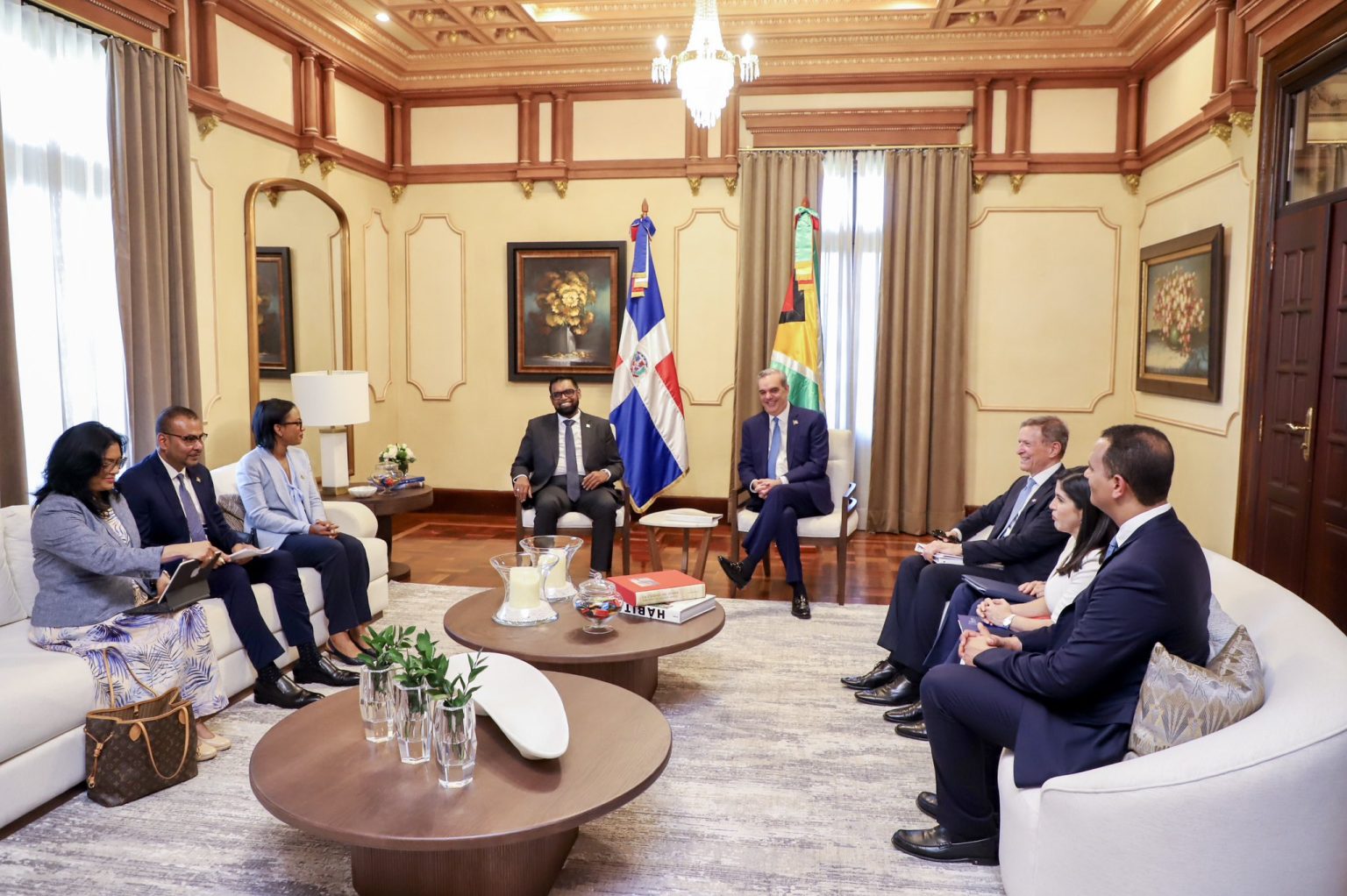 Gobierno dominicano y de Guyana firman acuerdos de exploracion de petroleo refineria y produccion agricola