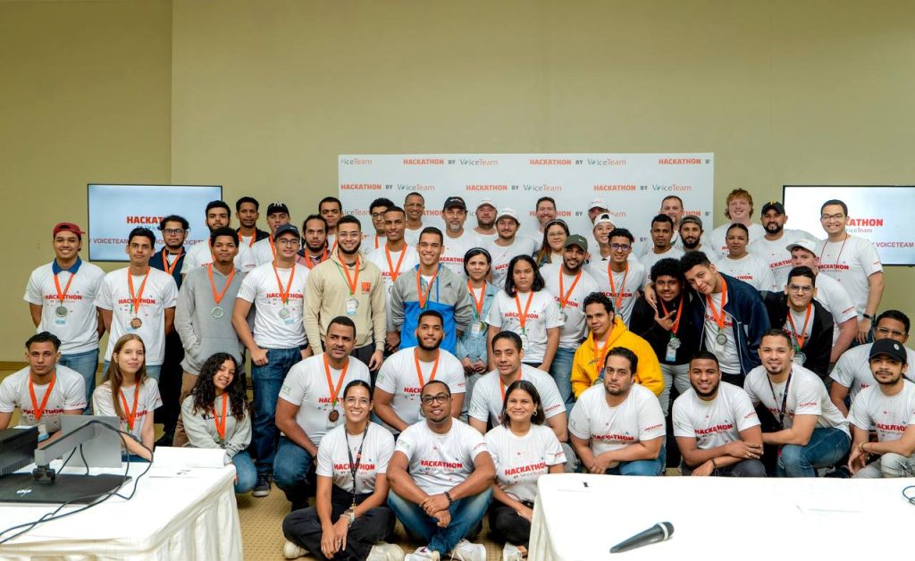 Hackathon By VoiceTeam 2023 PUCMM UASD UAPA ITLA UTESA junto al equipo de trabajo y la directiva