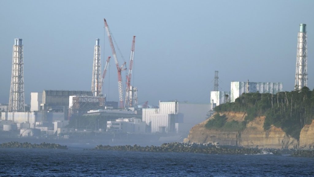 Japon comienza a verter al oceano el agua de Fukushima