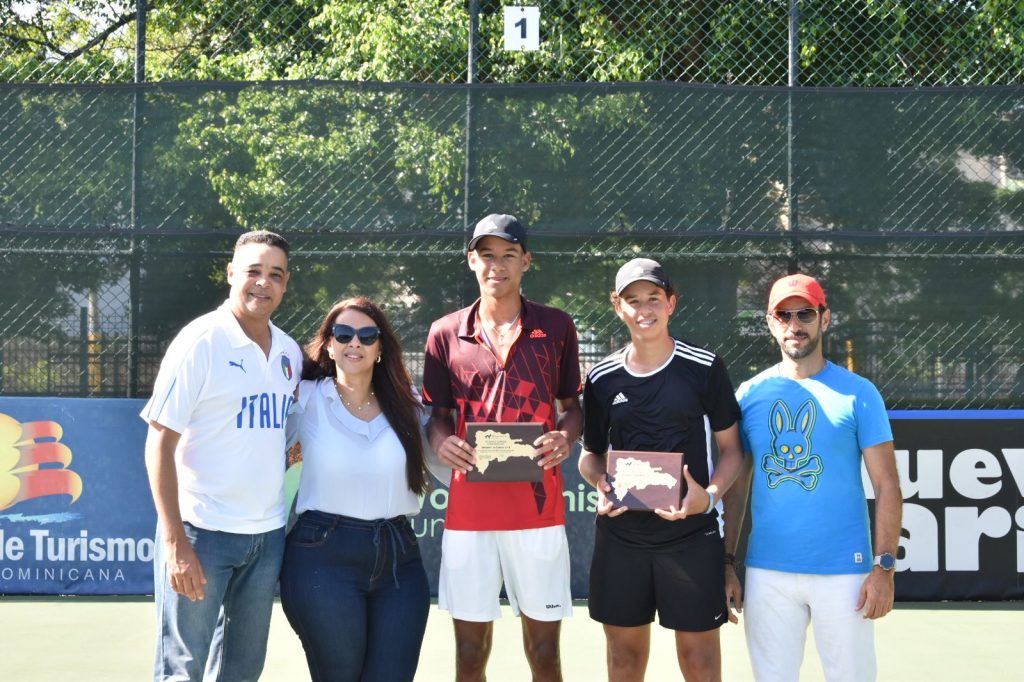 Jose Roberto Munoz directivo de Fedotenis junto a su esposa premian a su hijo Enmanuel Munoz y Alvaro Perez junto a su padre