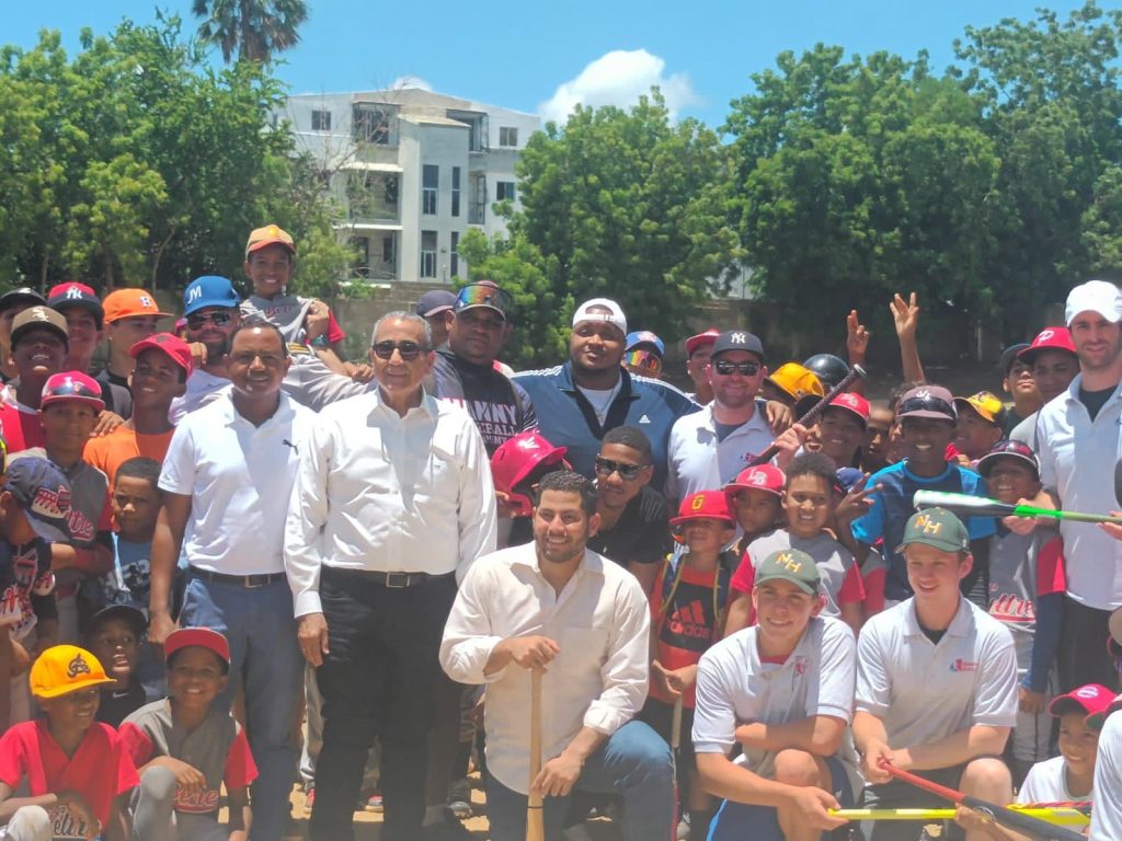 Juan Tomas gestiono la donacion de utiles deportivos para la Academia de Beisbol Berengue