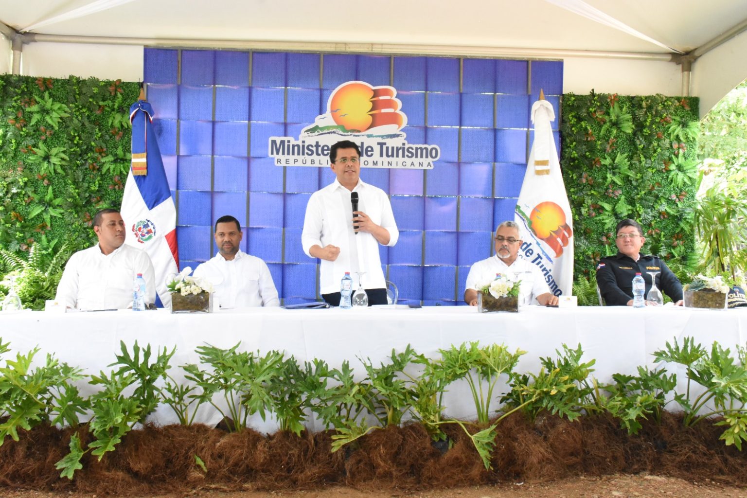 Ministro de Turismo deja iniciados trabajos en vias de Las Terrenas Samana