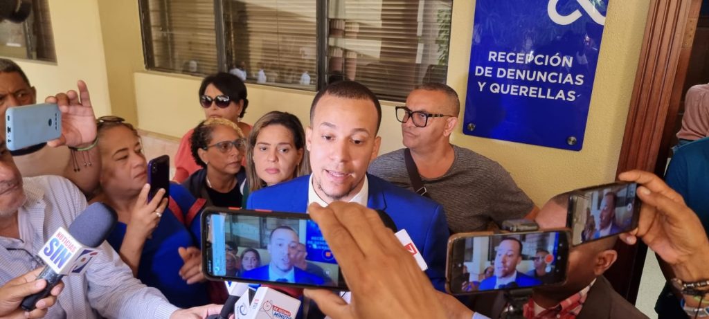 Nelson Peralta deposita querella contra agencia Lun Travel por estafa