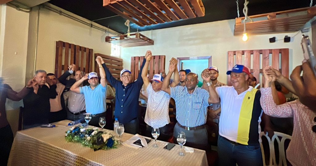 PLD y FP en Blanco Arriba y Villa Tapia pasaron a respaldar a Fredy Fernandez precandidato a senador por Salcedo