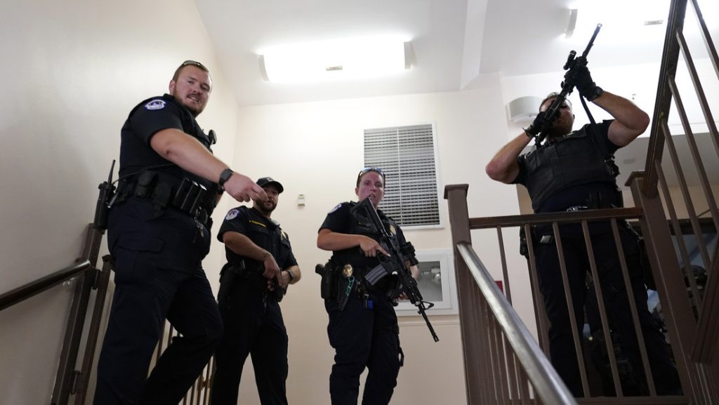 Policia Evacuaron el Senado de EEUU intentan determinar si hay un hombre armado