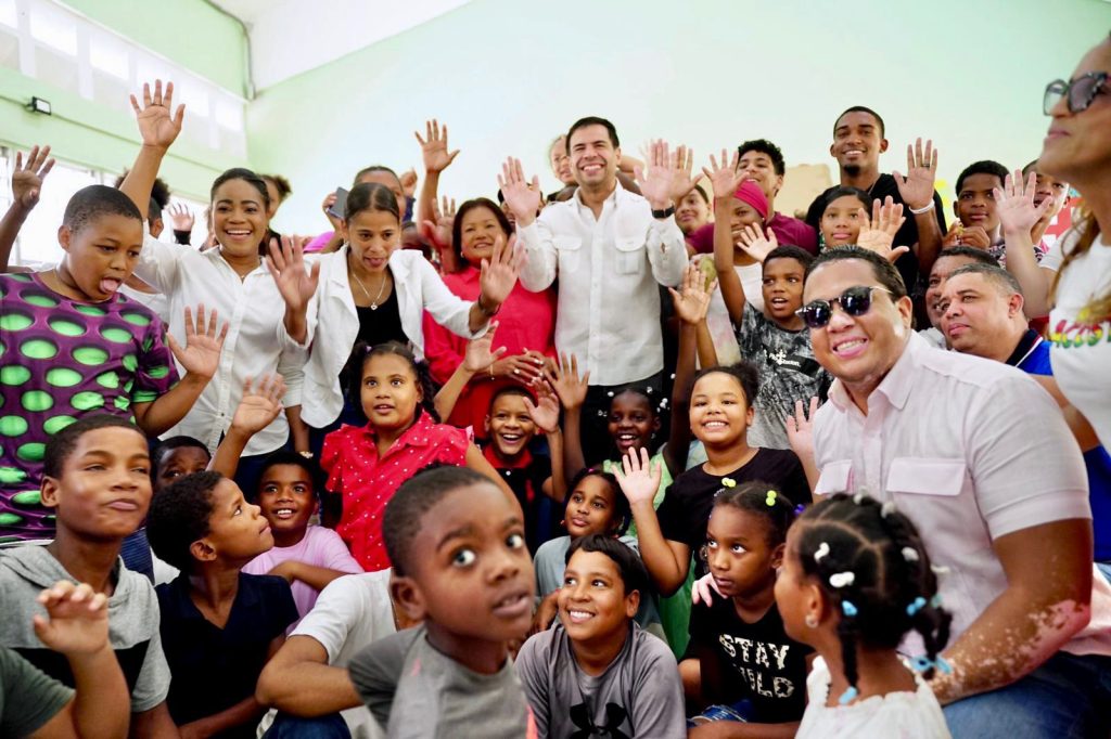 Roberto Ángel encabeza jornadas sociales en Los Alcarrizos y Pedro Brand que impactan afectados por la tormenta Franklin Roberto Angel encabeza jornadas sociales en Los Alcarrizos y Pedro Brand que impactan afectados por la tormenta Franklin