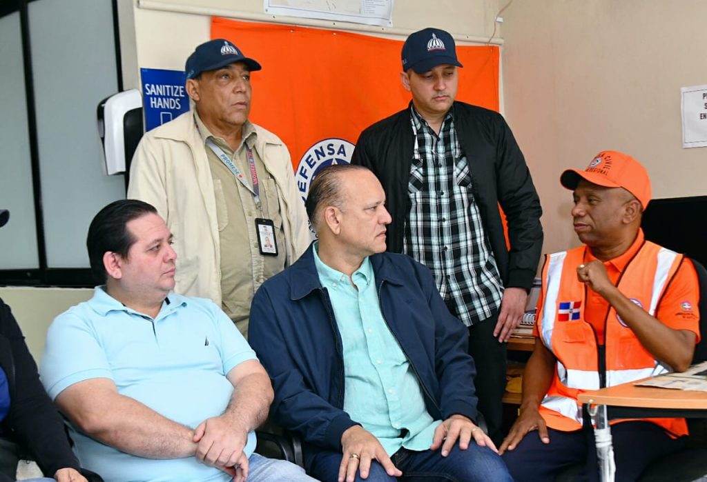 Ulises Rodriguez ofrece apoyo a entidades de socorro en Santiago ante el paso de la tormenta tropical Franklin e1692817163318