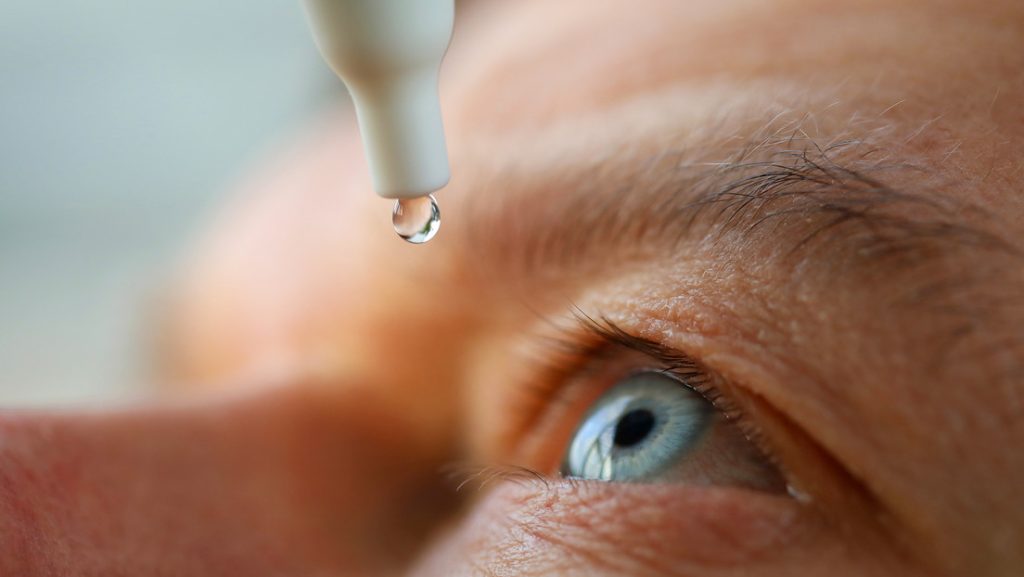 gotas oculares potencialmente contaminadas con bacterias mortales