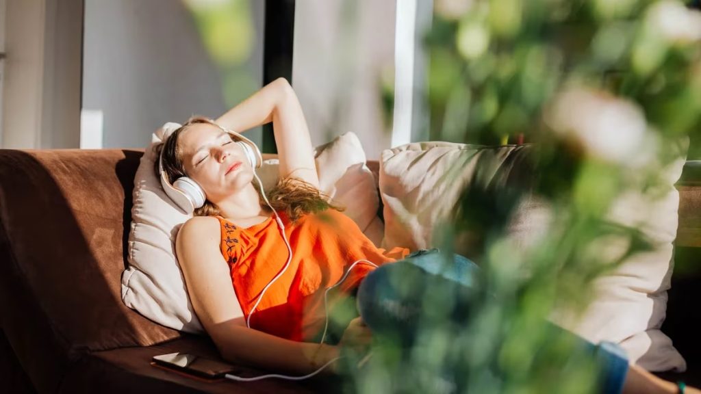 siesta es un periodo de sueno breve que generalmente ocurre durante el dia