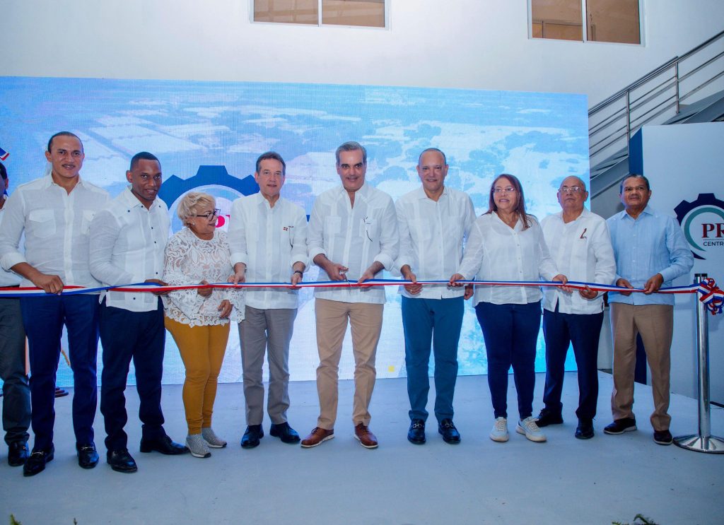 Abinader da primer palazo para construccion de muelle de cruceros en Barahona y aeropuerto en San Juan