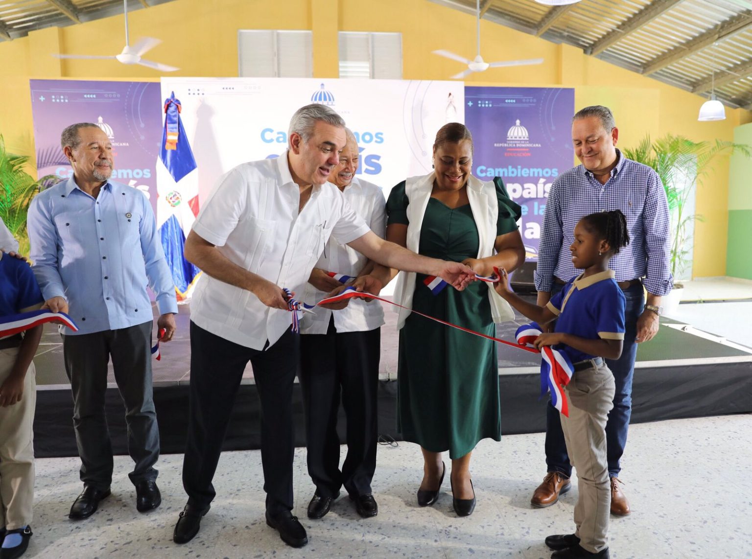 Abinader inaugura escuela basica en Sabana Perdida que beneficiara a 800 alumnos