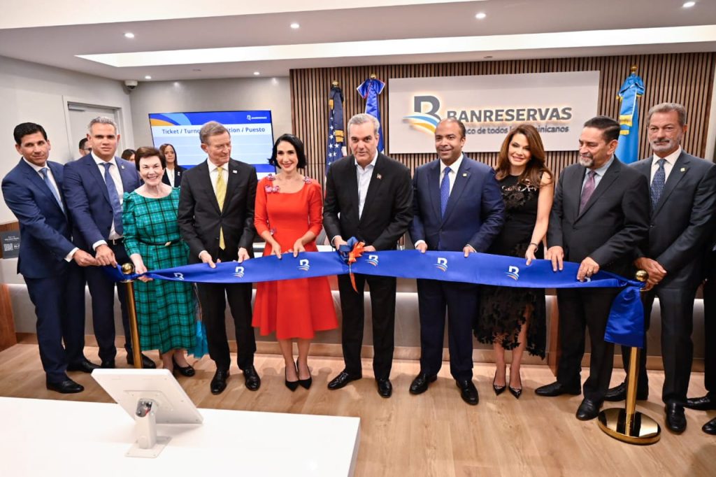 Abinader inaugura oficina de Banreservas en Nueva York