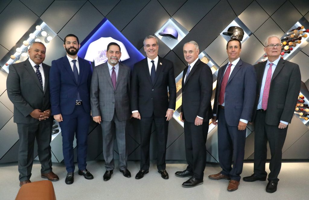 Presidente Abinader se reúne con Comisionado MLB; refuerzan compromiso de apoyo al béisbol en RD Abinader se reune con Comisionado MLB refuerzan compromiso de apoyo al beisbol en RD