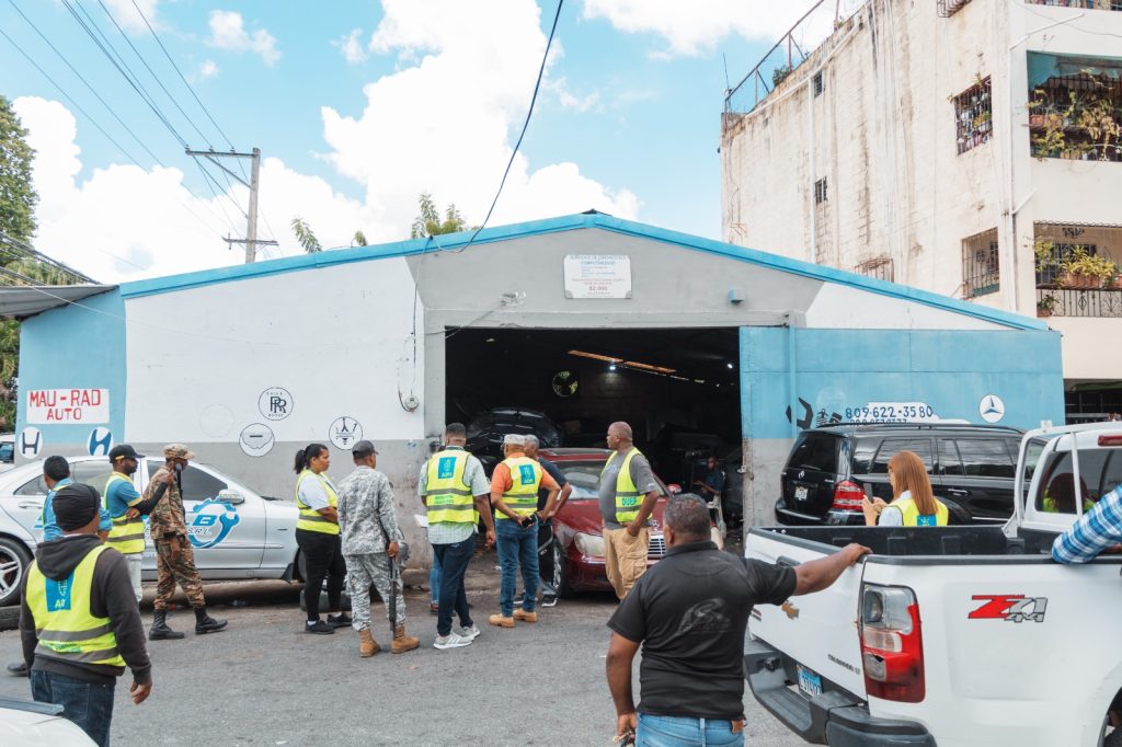 Alcaldía del Distrito Nacional, Digesett e Intrant realizan operativo conjunto para retirar vehículos y casetas de venta de comidas que obstaculizan espacios  públicos Alcaldia del Distrito Nacional Digesett e Intrant realizan operativo conjunto para retirar vehiculos