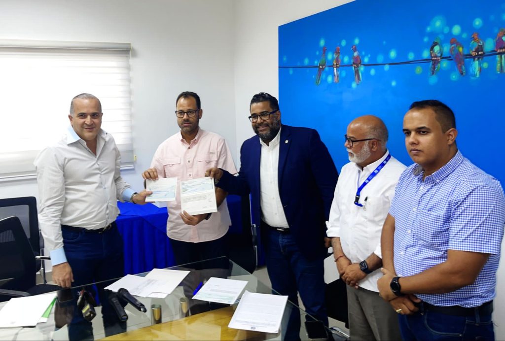 Alexis Victoria entrega donacion de 500 mil pesos para los afectados de la explosion de San Cristobal