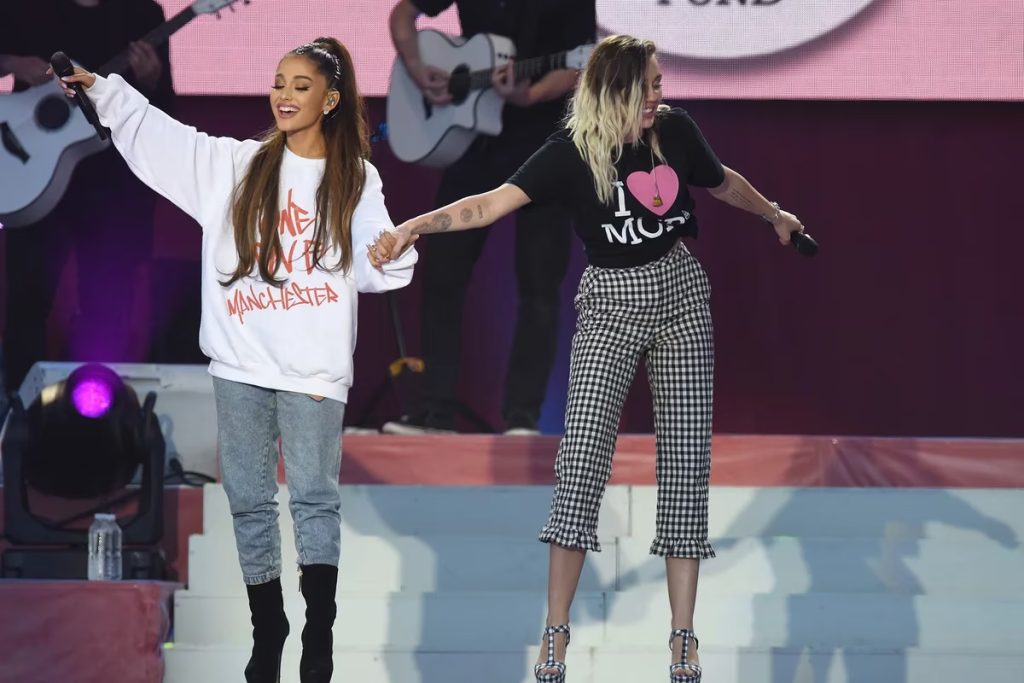 Ariana Grande y Miley Cyrus en el ato benefico One Love for Manchester1