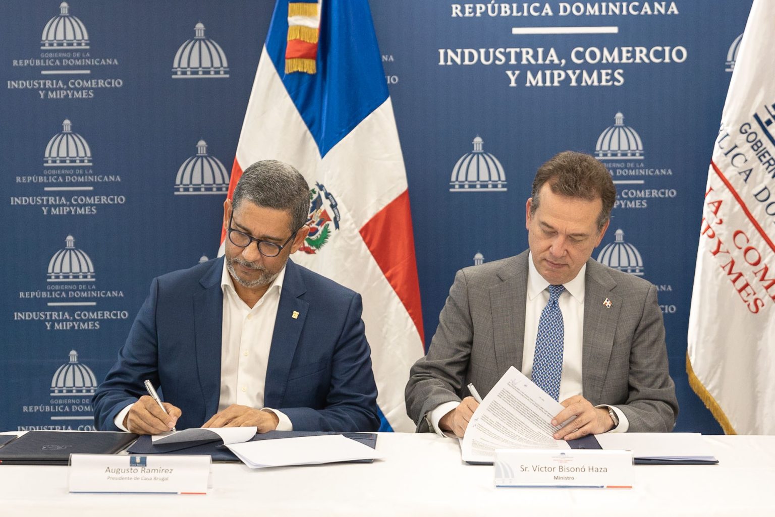 Augusto Ramirez y Victor Bisono firman acuerdo
