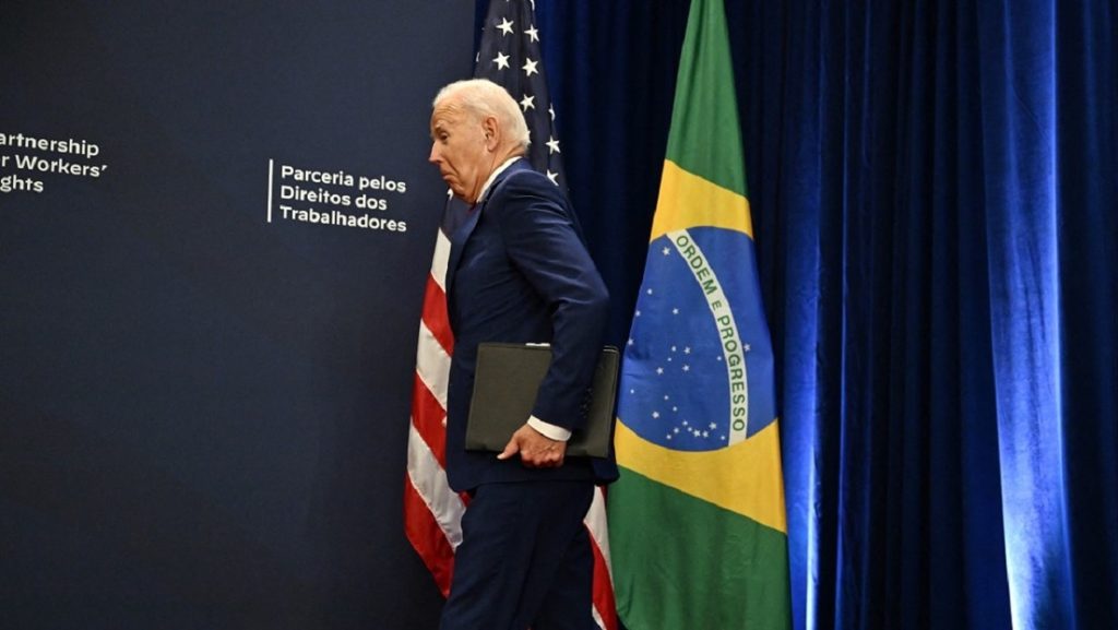 Biden casi hace caer la bandera brasilena