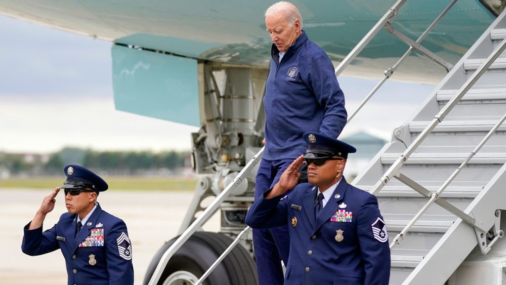 Biden vuelve a tropezar en la escalerilla del avion