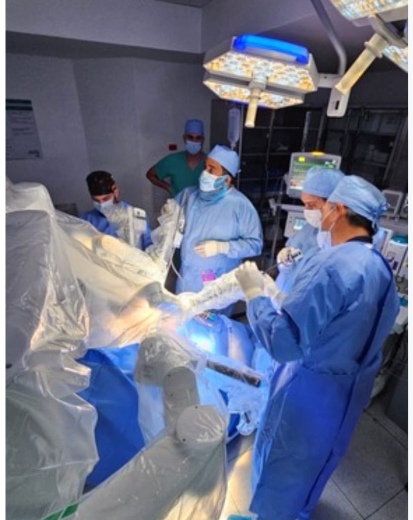 Dr. Pablo Mateo realizando su 1ra.intervencion quirurgica con la ultima tecnologia Consola Robotica a paciente en la Clinica Abreu les asistieron