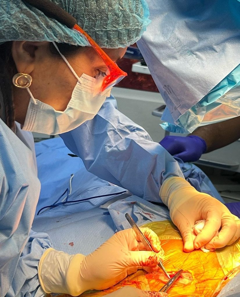 Eliany Mejia Lopez realizando procedimiento quirurgico