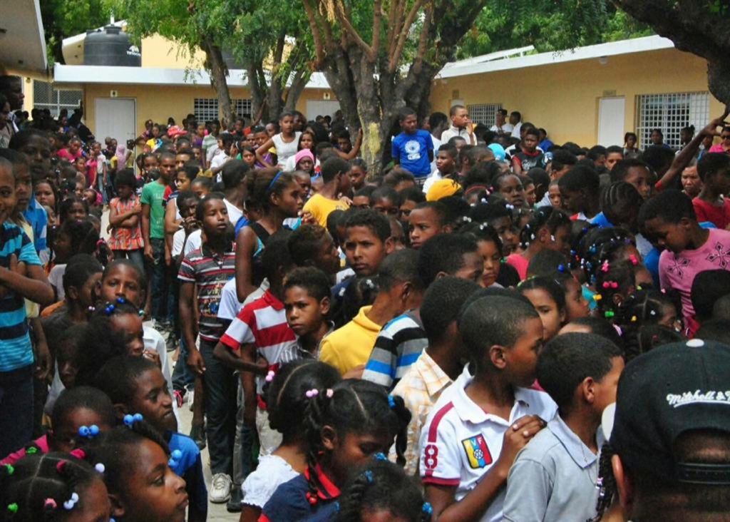 Fundacion Dominicana de Urologia Dr. Pablo Mateo realiza donaciones de utiles escolares a lugarenos del municipio de Vallejuelo
