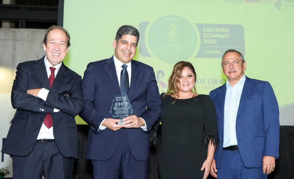 Jose Luis Ventura presidente ejecutivo ACAP recibe reconocimiento