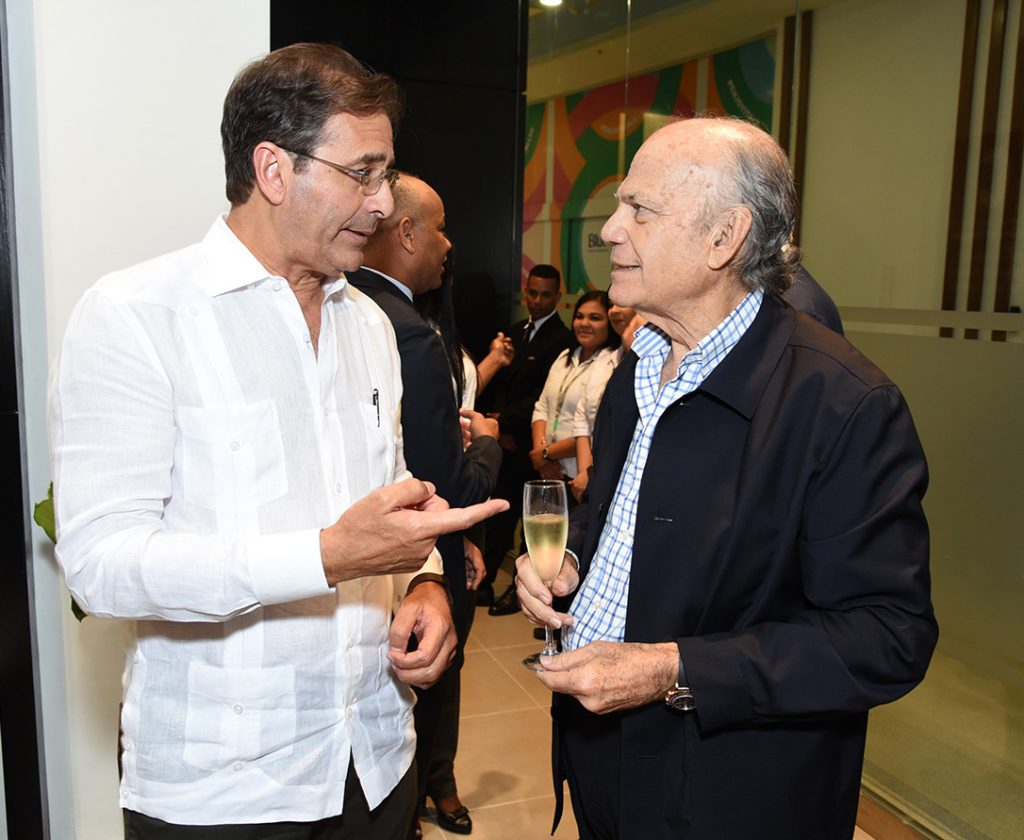 Juan Carlos Rodriguez Copello y Luis Emilio Velutini conversan animadamente