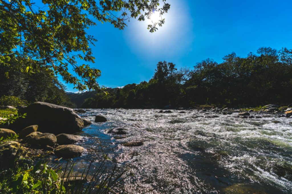 La confluencia magnifico ambiente rivereno en Jarabacoa