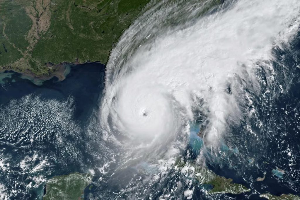 Lee se convirtio en un devastador huracan de categoria 5 mientras se acerca al este del Caribe1