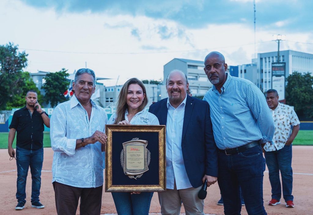 Liga de la Farandula inaugura el 55o Torneo de Softbol en honor a la alcaldesa Carolina Mejia