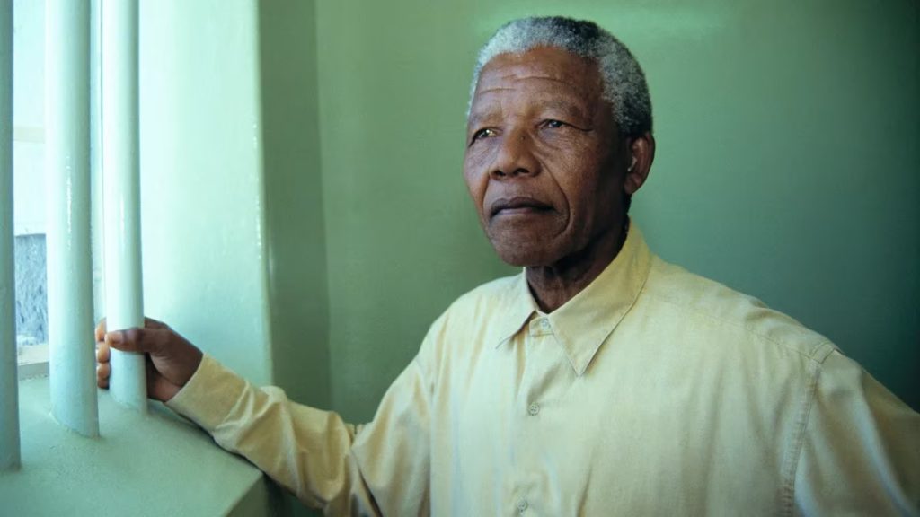 Nelson Mandela durante una visita a la celda de la prision de Robben Island