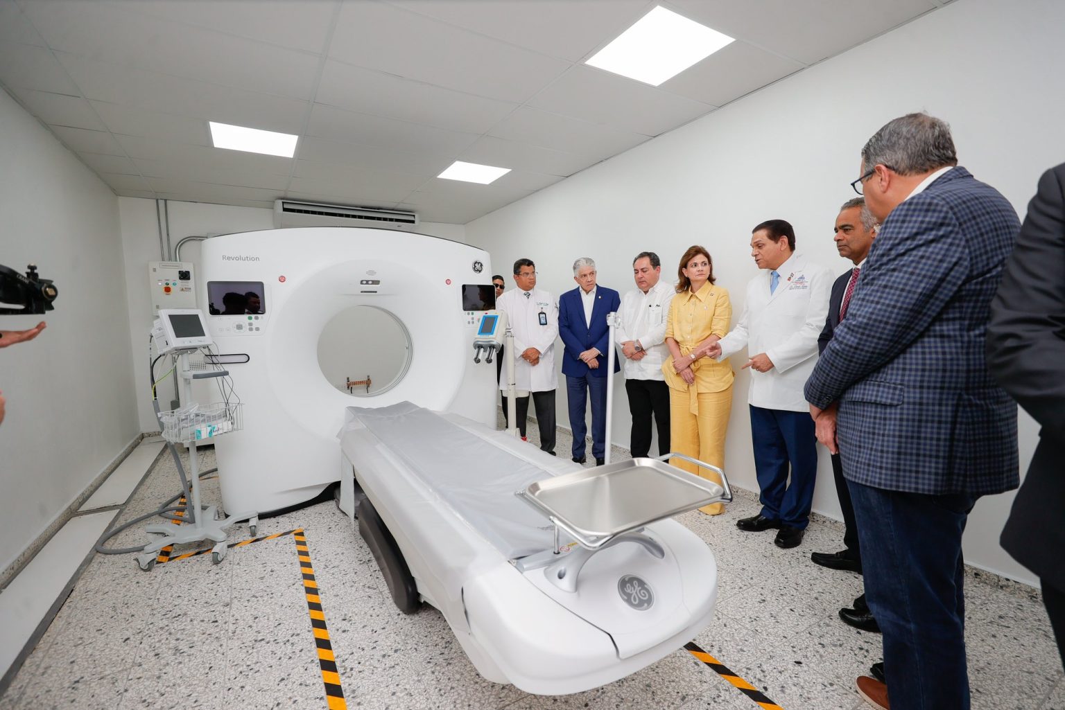Raquel Pena entrega moderno tomografo en hospital de Santiago