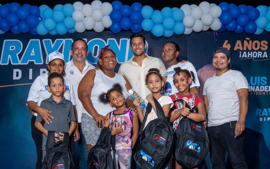 Raymond Rodríguez entrega útiles escolares a miles de niños en diversos barrios de la circunscripción #2 del DN Raymond Rodriguez entrega utiles escolares a miles de ninos en diversos barrios de la circunscripcion 2 del DN