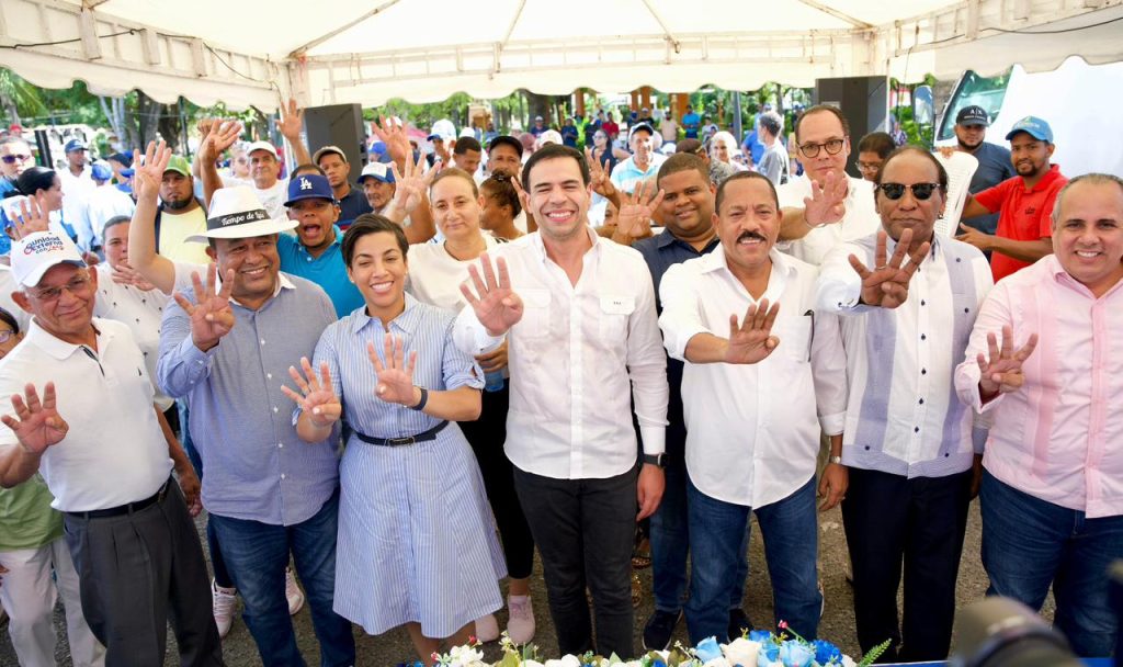 Roberto Angel juramenta en Unidad Externa al presidente de la Sala Capitular de Guayubin