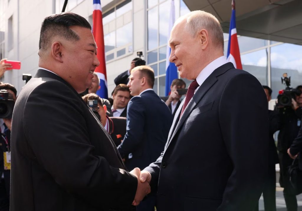 Vladimir Putin a la derecha saluda al lider norcoreano Kim Jong un