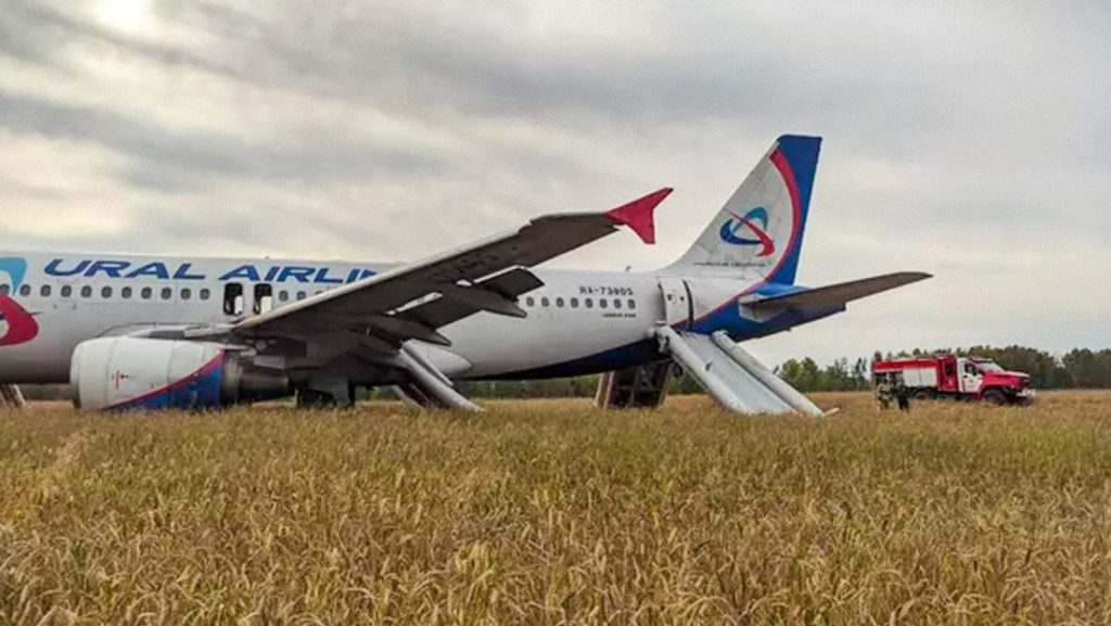 avion ruso con mas de 160 personas a bordo realiza un aterrizaje de emergencia